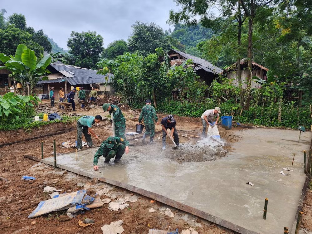 BĐBP Nghệ An hỗ trợ người dân xây dựng hạ tầng phục vụ đời sống, sản xuất
