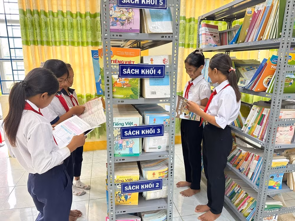 Các em học sinh Trường Tiểu học- Trung học cơ sở Ea Bia huyện Sông Hinh đọc sách tại thư viện trường.