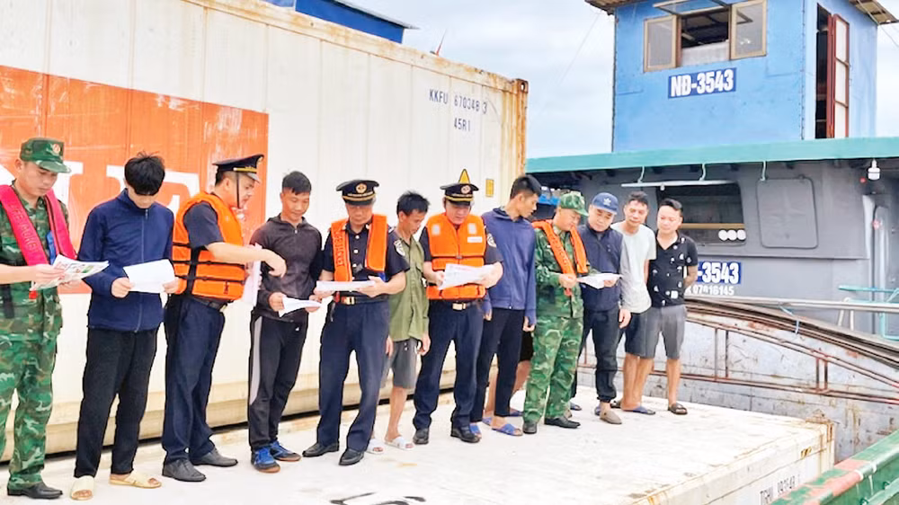 Hải quan cửa khẩu cảng Vạn Gia hỗ trợ doanh nghiệp trong hoạt động xuất, nhập khẩu.