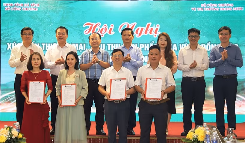 Các đơn vị sản xuất, phân phối trao đổi biên bản ghi nhớ.