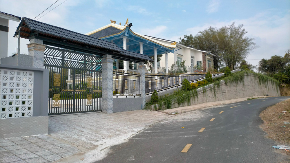 Một căn nhà biệt thự xây trái phép trên núi Sập.