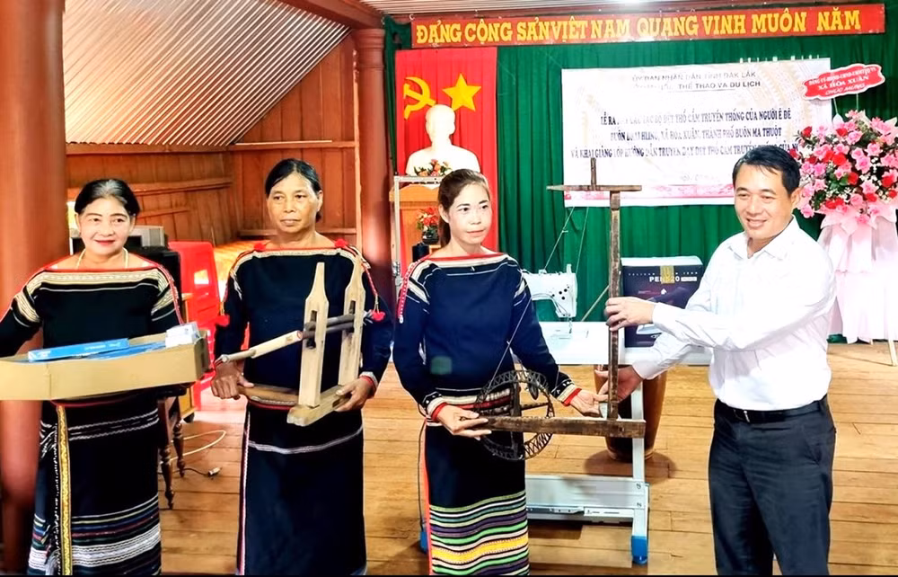 Lãnh đạo Sở Văn hóa, Thể thao và Du lịch tỉnh Đắk Lắk trao tặng các trang thiết bị hỗ trợ hoạt động của Câu lạc bộ tại lễ ra mắt.