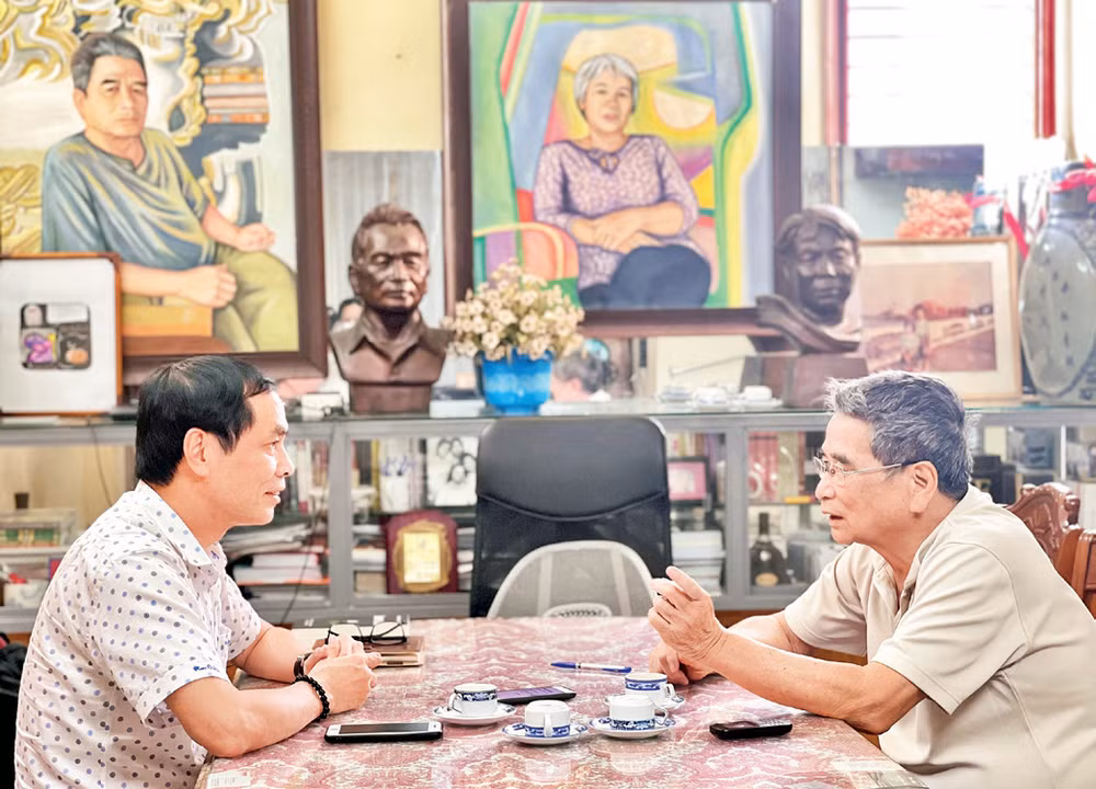 Nhà văn Nguyễn Mạnh Tuấn (phải) trò chuyện với nhà thơ Hữu Việt. Ảnh: Thuận Ánh 