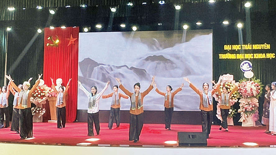 Phần dự thi của lưu học sinh Lào đến từ Trường đại học Kinh tế và Quản trị kinh doanh Thái Nguyên. (Ảnh THẢO NGUYÊN) 