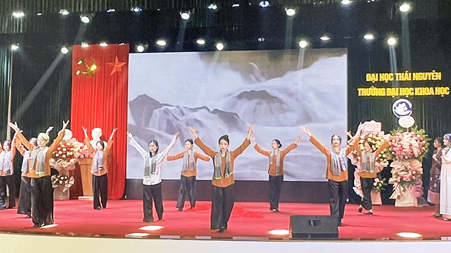 Phần dự thi của lưu học sinh Lào đến từ Trường đại học Kinh tế và Quản trị kinh doanh Thái Nguyên. (Ảnh THẢO NGUYÊN) 