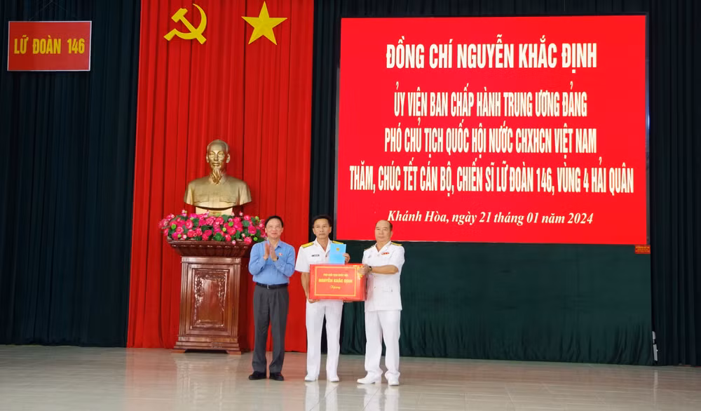 Đồng chí Nguyễn Khắc Định tặng quà cán bộ, chiến sĩ Lữ đoàn 146, Vùng 4 Hải quân.