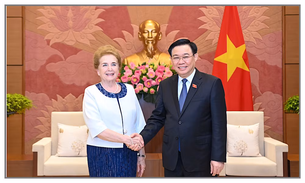 Chủ tịch Quốc hội Vương Đình Huệ và Phó Chủ tịch thứ nhất Quốc hội Hungary Márta Mátrai. (Ảnh: DUY LINH)