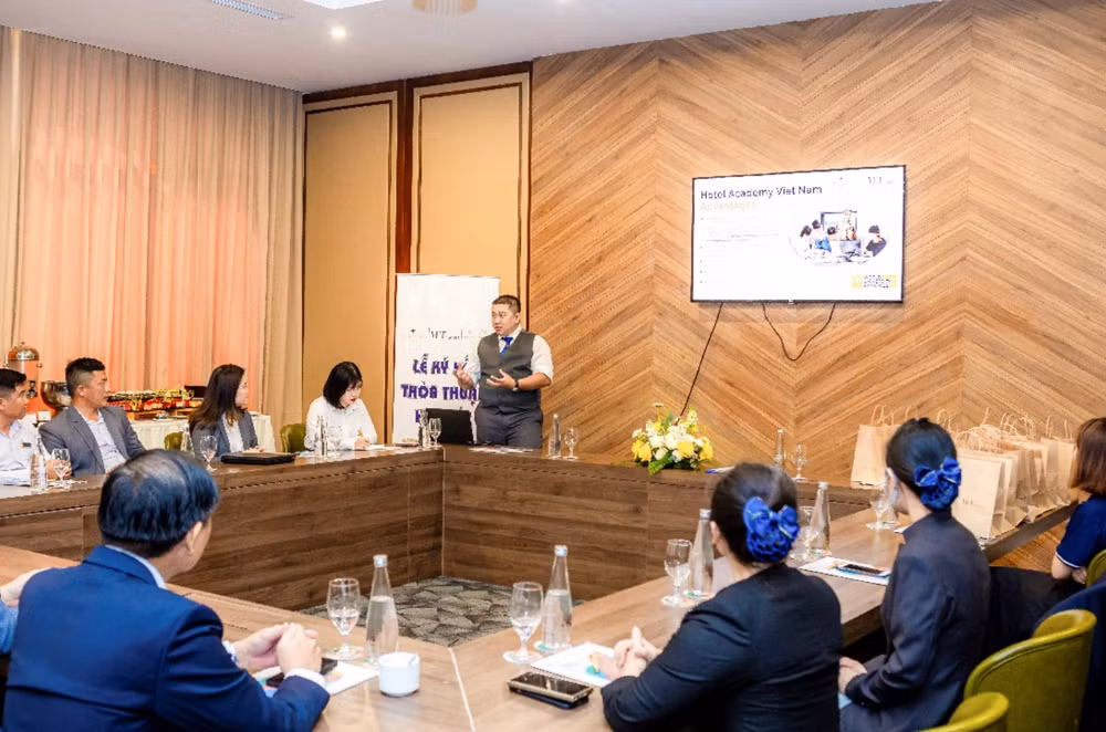 Đại diện Hotel Academy Việt Nam giới thiệu về hoạt động của trường.