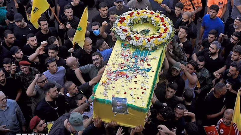 Đám tang những người thiệt mạng trong loạt vụ nổ máy nhắn tin ở Beirut, Liban ngày 18/9. (Ảnh: THX/TTXVN)