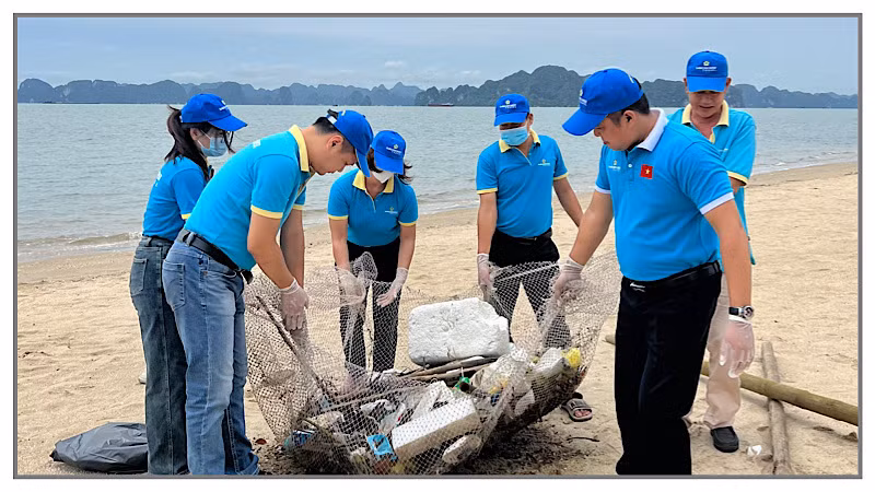 Lữ hành Saigontourist Quảng Ninh ra quân thu gom rác tại bãi biển Bãi Cháy.