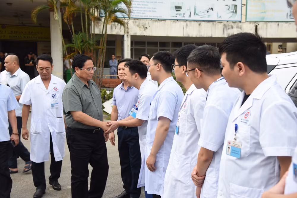 Thủ tướng Phạm Minh Chính tới thăm Bệnh viện đa khoa tỉnh Quảng Ninh.