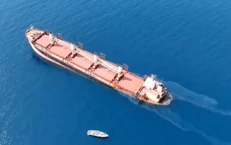 Tàu chở hàng neo gần bờ biển Yemen sau khi bị lực lượng Houthi tấn công ngày 18/2/2024. (Ảnh: THX/TTXVN)