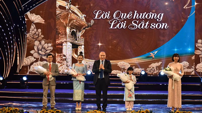 Trao thưởng cho các thí sinh xuất sắc đạt danh hiệu Sứ giả tiếng Việt.