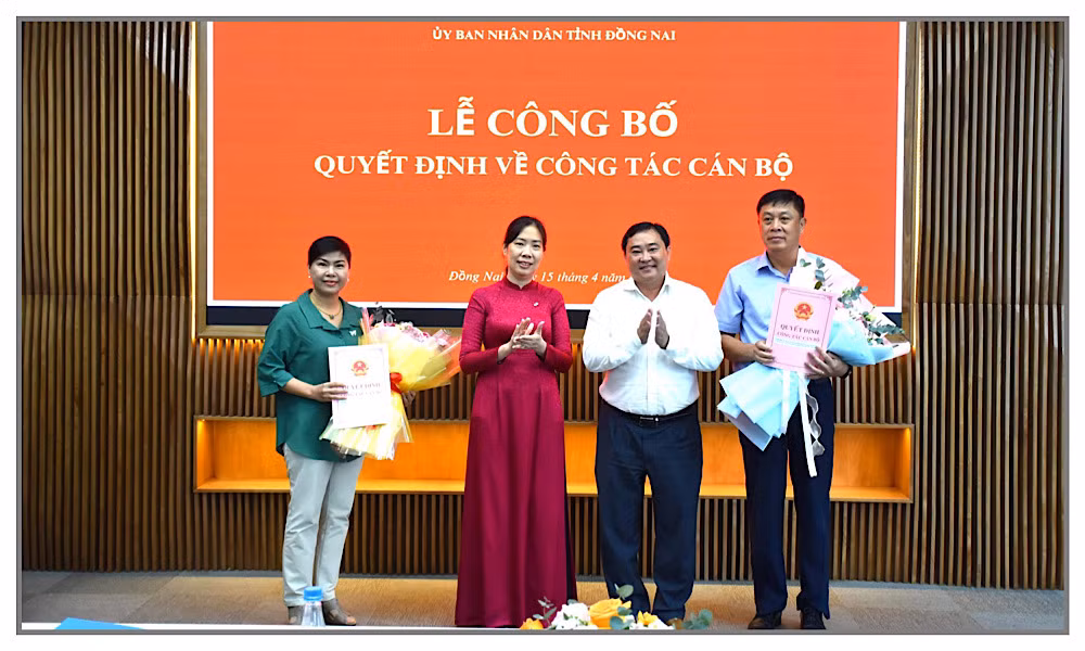 Lãnh đạo Ban Tổ chức Tỉnh ủy và Sở Nội vụ Đồng Nai trao quyết định cho ông Trương Đình Hiệp (bên phải) và bà Đỗ Thị Thu Hằng (bên trái).