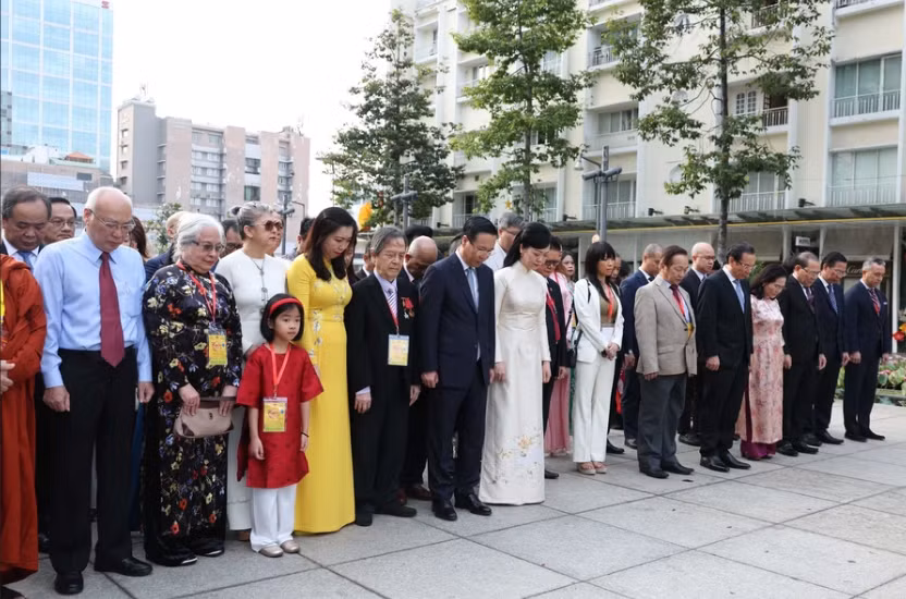 Chủ tịch nước Võ Văn Thưởng và kiều bào tưởng niệm Chủ tịch Hồ Chí Minh. Ảnh: TTXVN