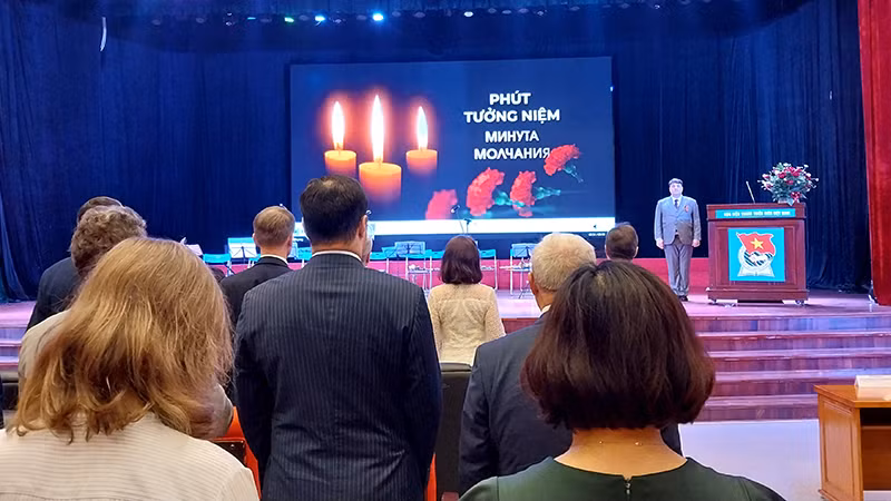 Các đại biểu dành một phút tưởng niệm những anh hùng đã ngã xuống vì hòa bình, hạnh phúc của nhân loại.