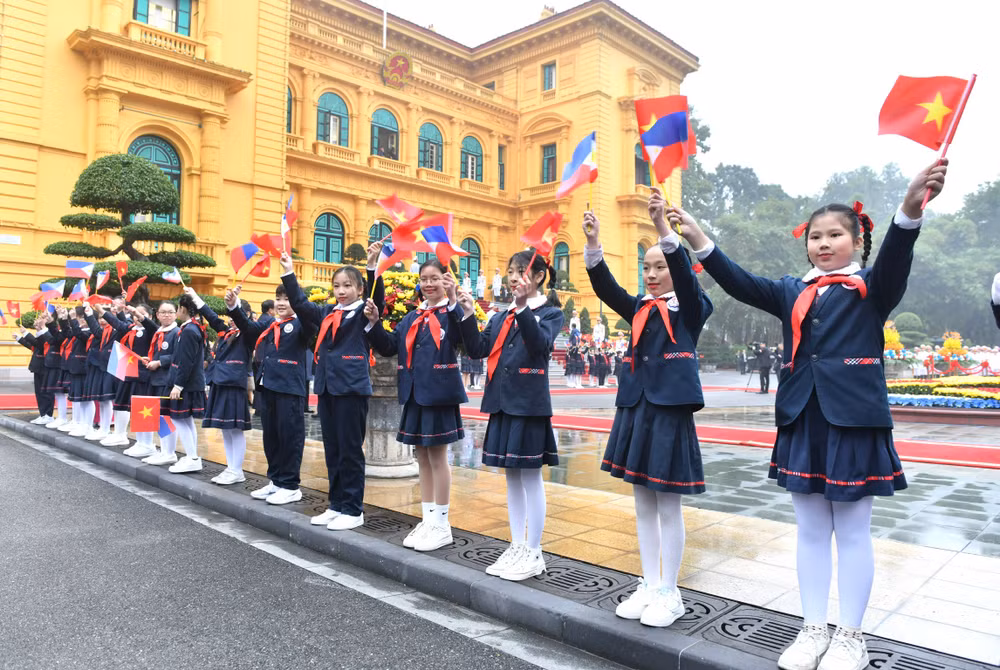 Thiếu nhi thủ đô Hà Nội chào đón Tổng thống Philippines Ferdinand Romualdez Marcos Jr và phu nhân thăm cấp Nhà nước tới Việt Nam. (Ảnh: ĐĂNG KHOA)