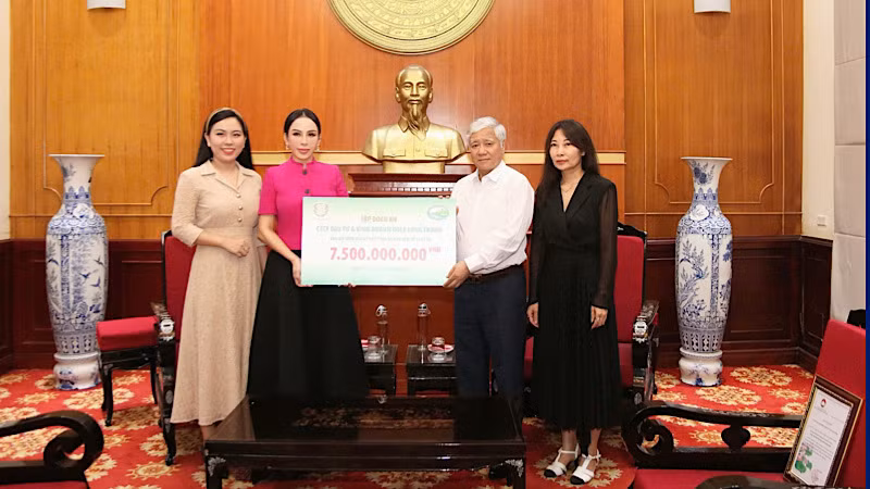 Ông Đỗ Văn Chiến, Ủy viên Bộ Chính trị, Bí thư Trung ương Đảng, Chủ tịch Ủy ban Trung ương Mặt trận Tổ quốc Việt Nam đã tiếp nhận 7,5 tỷ đồng từ Tập đoàn KN Holdings để tiếp tục phân bổ đến các tỉnh, thành phố.