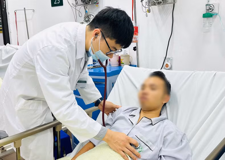 Bác sĩ thăm khám cho người bệnh bị đột quỵ.