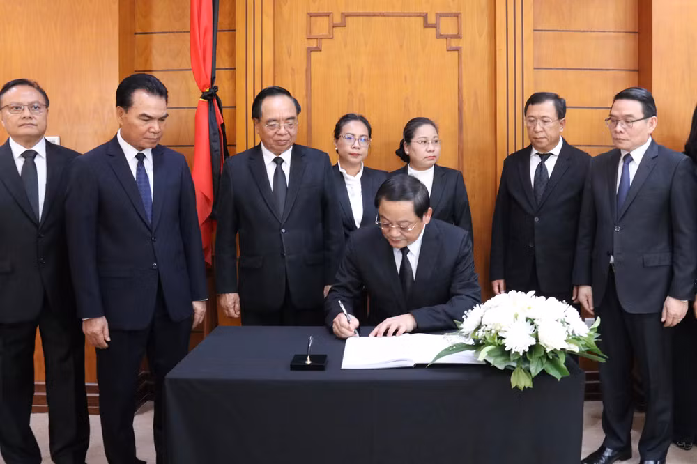 Đồng chí Sonexay Siphandone ghi sổ tang.