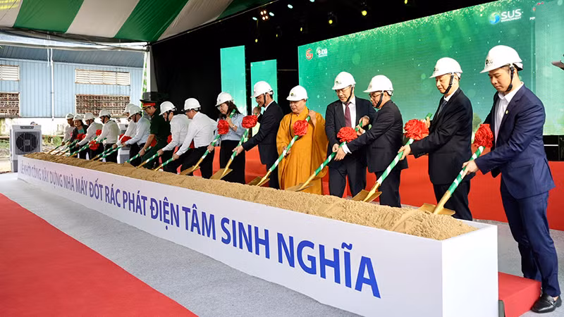 Các đại biểu thực hiện nghi thức khởi công Nhà máy đốt rác phát điện Tâm Sinh Nghĩa.