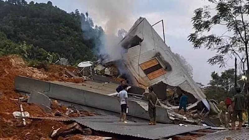 Vụ sạt đất tại xã Hưng Thịnh, huyện Trấn Yên làm ách giao thông trên Quốc lộ 37. (Ảnh: THANH SƠN)