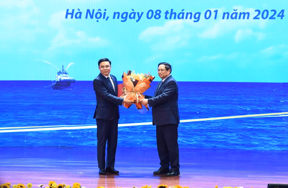 Thủ tướng Phạm Minh Chính trao Quyết định bổ nhiệm đồng chí Lê Mạnh Hùng giữ chức Chủ tịch Hội đồng thành viên Tập đoàn Dầu khí Quốc gia Việt Nam.
