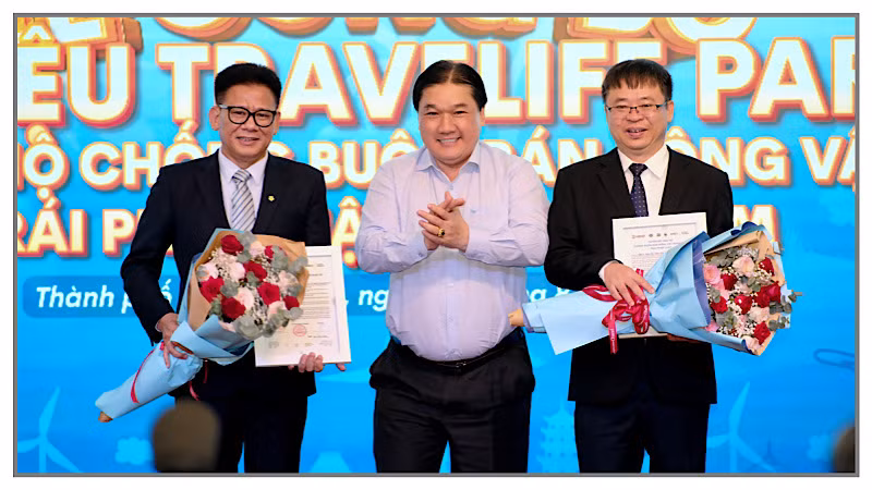 Chúc mừng ông Nguyễn Thành Lưu, Tổng Giám đốc Công ty Dịch vụ Lữ hành Saigontourist (bên trái) và ông Trần Ngọc Liêm, Giám đốc Liên đoàn Thương mại và Công nghiệp Việt Nam.