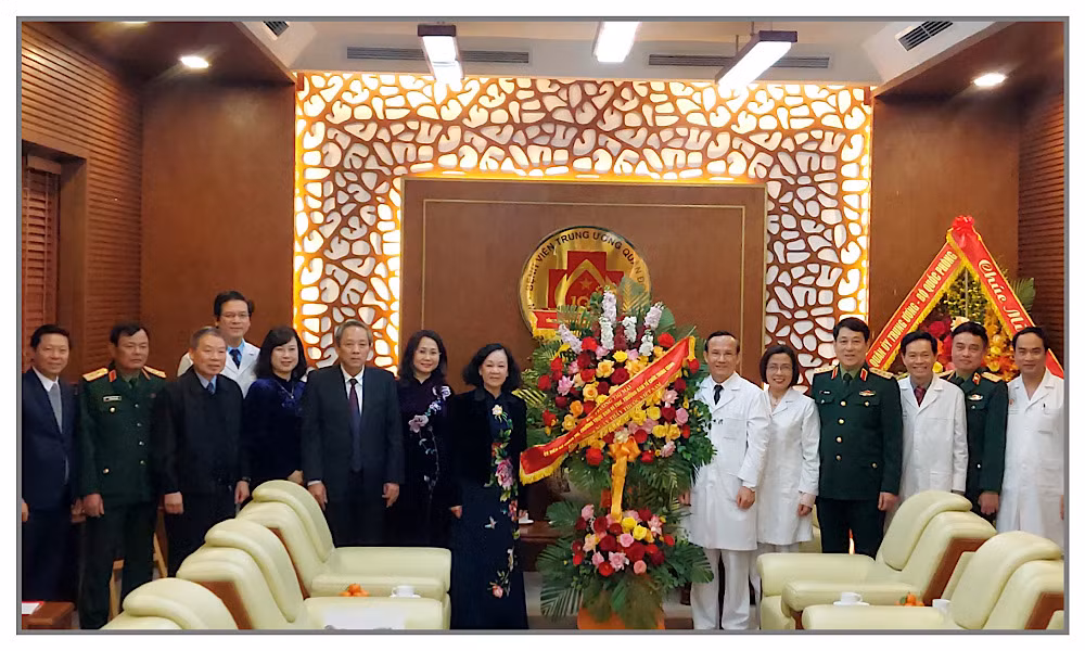 Đồng chí Trương Thị Mai tặng lẵng hoa chúc mừng các bác sĩ, nhân viên y tế Bệnh viện Trung ương Quân đội 108.