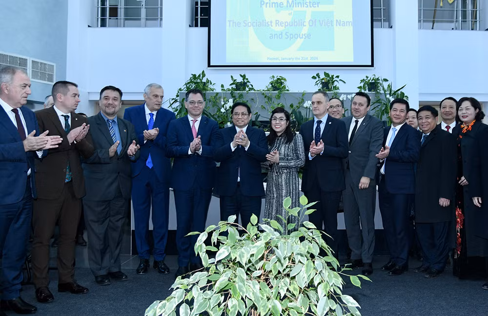 Thủ tướng Phạm Minh Chính và Phu nhân chụp ảnh lưu niệm với các quan chức Chính phủ Romania, tỉnh Prahova, Phòng Thương mại và Công nghiệp Prahova.