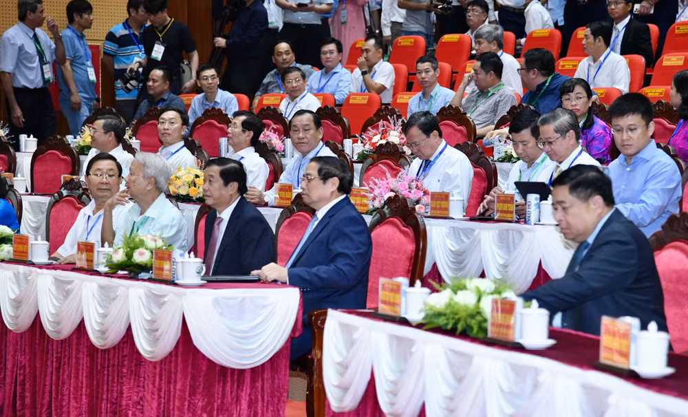 Thủ tướng Phạm Minh Chính và các đại biểu dự Hội nghị công bố quy hoạch và xúc tiến đầu tư tỉnh Vĩnh Long.