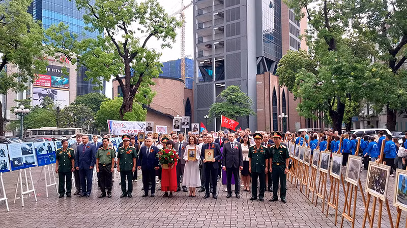 Các đại biểu kết thúc diễu hành, chuẩn bị vào Hội trường tham dự lễ kỷ niệm.