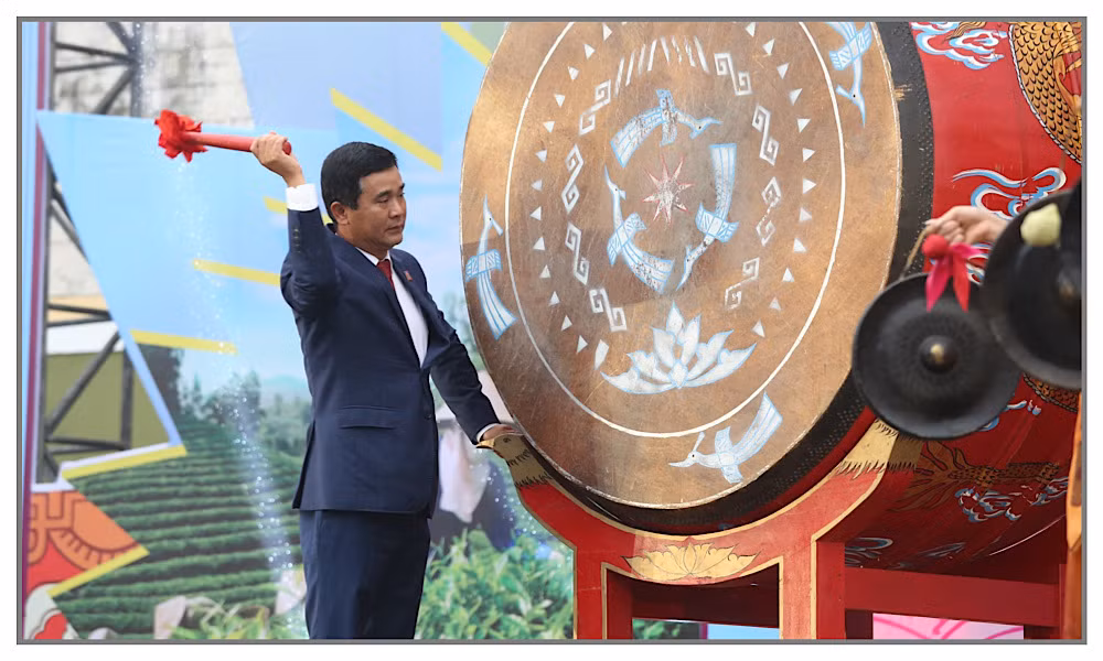 Phó Chủ tịch Ủy ban nhân dân tỉnh Phú Thọ đánh trống khai hội Đền Hùng năm 2024.