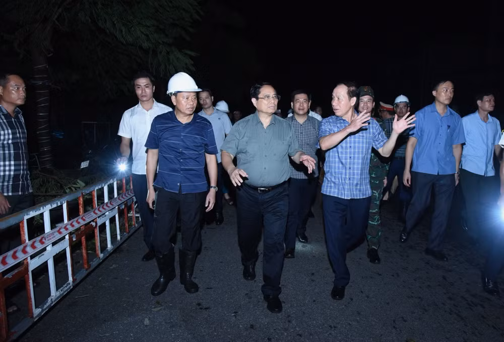 Thủ tướng Phạm Minh Chính đến thị sát, kiểm tra khu tập thể A7 thuộc Khu chung cư Vạn Mỹ.