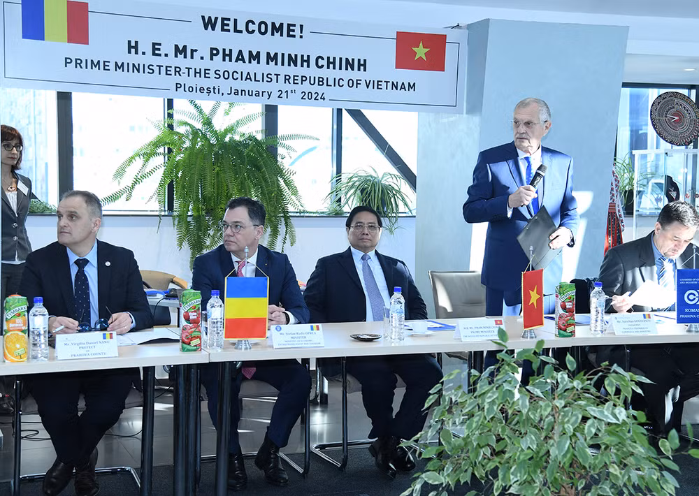 Chủ tịch Phòng Thương mại và Công nghiệp Prahova Aurelian Gogulescu phát biểu ý kiến.