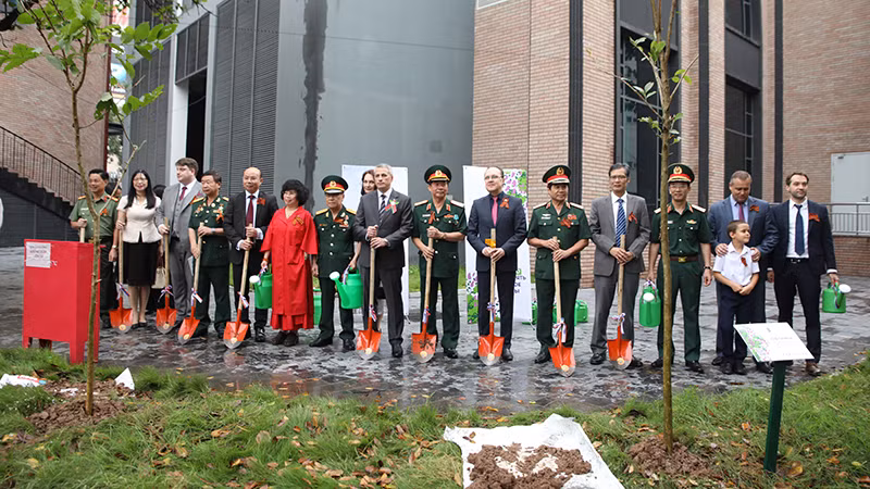 Các đại biểu tham gia trồng cây tưởng niệm.