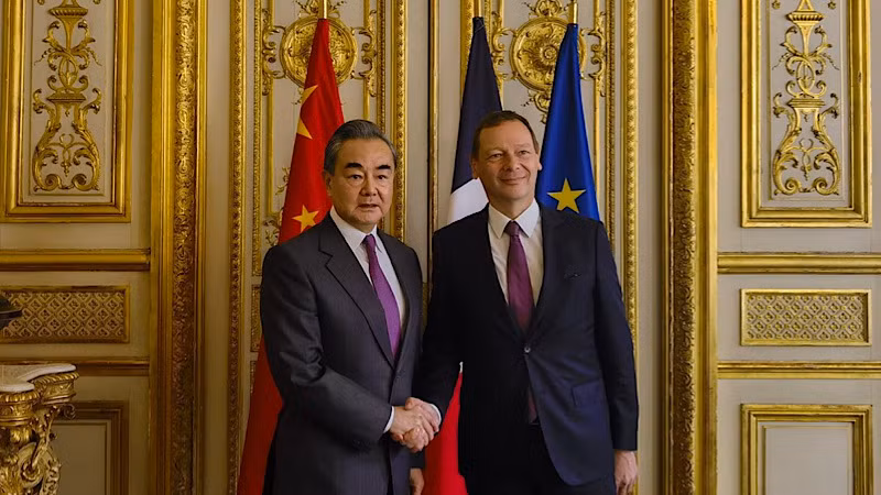 Ông Emmanuel Bonne (phải), Cố vấn ngoại giao của Tổng thống Pháp, và ông Vương Nghị tại cuộc gặp ở Paris, Pháp, ngày 16/2/2023. (Ảnh: THX/TTXVN)