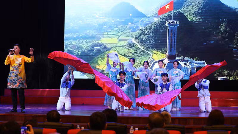 Tiết mục nghệ thuật trong chương trình ca nhạc “Bài ca Chiến thắng”.