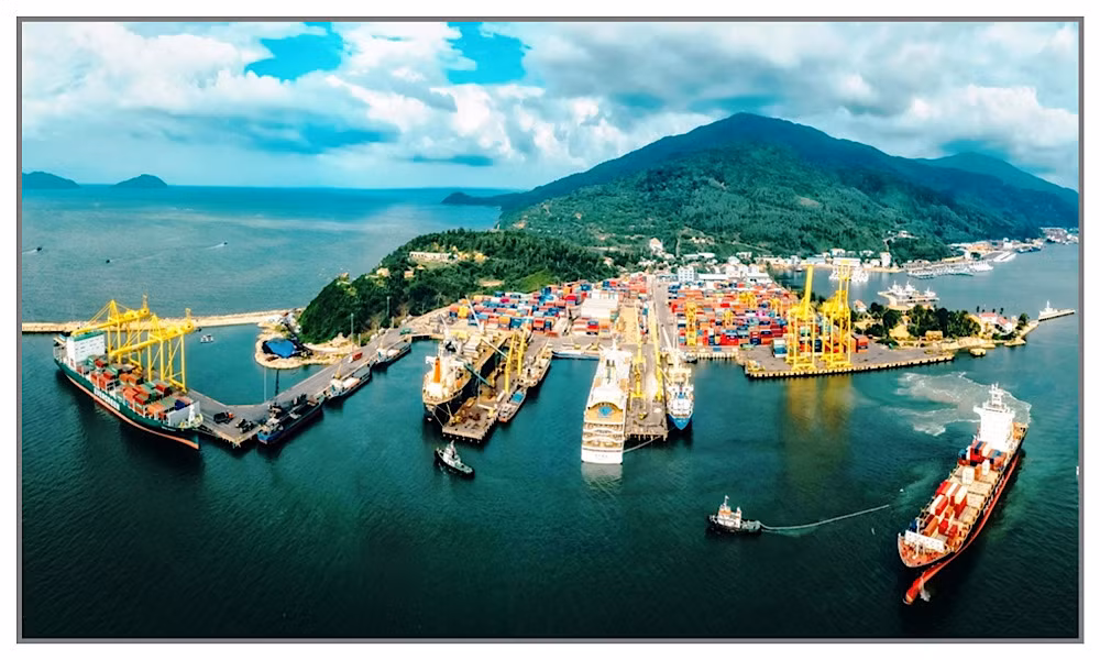 Cảng Đà Nẵng, đầu mối giao thương quan trọng của Đà Nẵng và khu vực miền trung-Tây Nguyên.