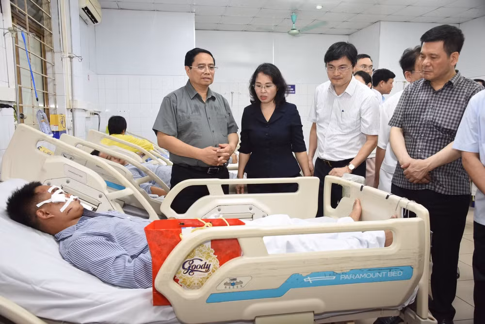 Thủ tướng Phạm Minh Chính thăm một bệnh nhân bị thương do bão gây ra đang được điều trị tại Bệnh viện.