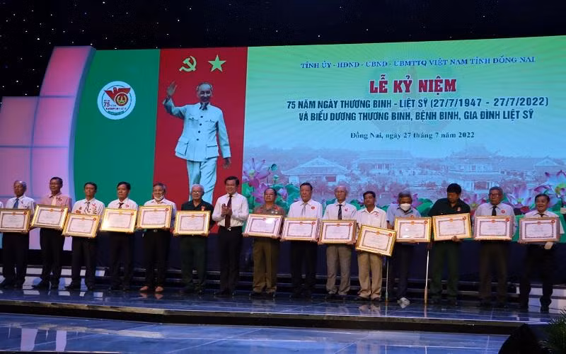 Lãnh đạo tỉnh Đồng Nai trao Bằng khen cho người có công tiêu biểu nhân dịp kỷ niệm 75 năm Ngày Thương binh-Liệt sĩ.