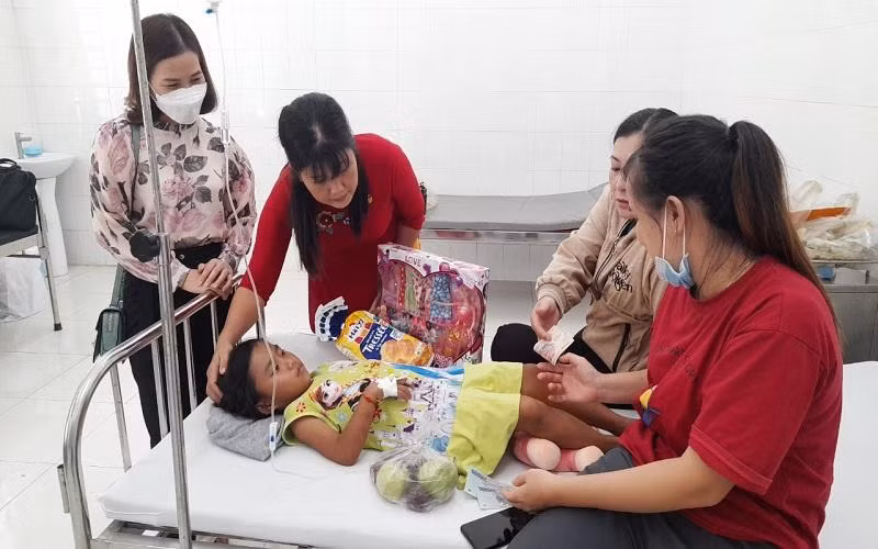  Bé Lầu Y Dĩnh đang được chăm sóc tại Trung tâm y tế huyện Đồng Phú, Bình Phước.