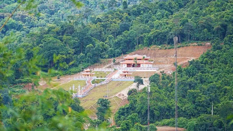 Ngôi đền thiêng trên đỉnh Trường Sơn.