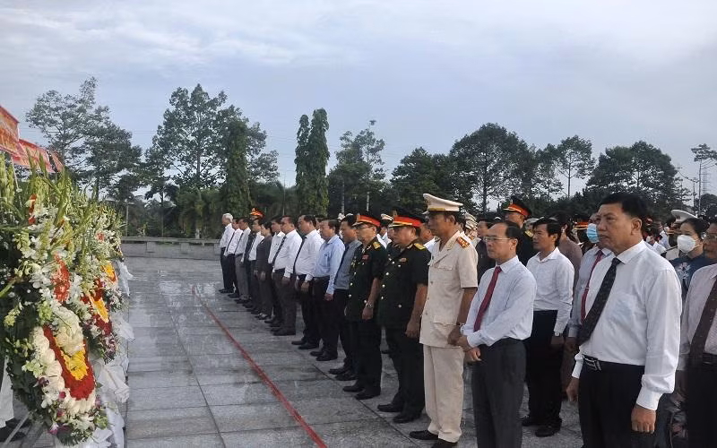 Các đại biểu bày tỏ lòng thành kính, biết ơn trước anh linh các Anh hùng liệt sĩ.