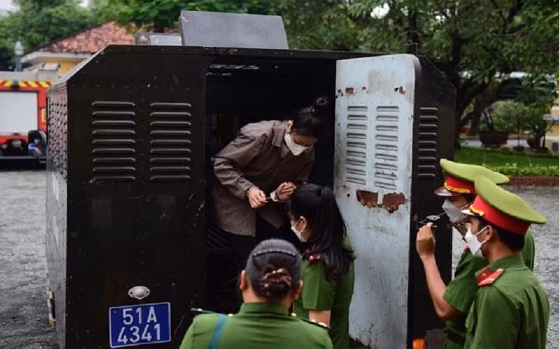 Bị cáo Nguyễn Võ Quỳnh Trang được dẫn đến toà sáng 21/7. (Ảnh: C.T.)