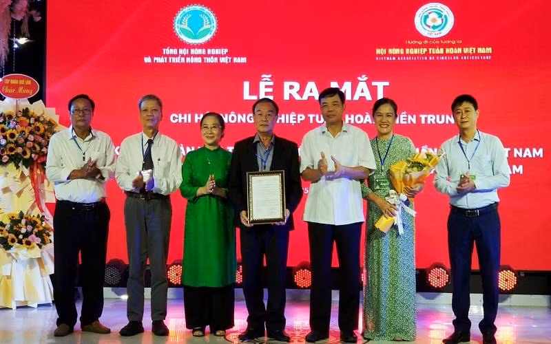 Tại lễ ra mắt thành lập Chi hội Nông nghiệp tuần hoàn khu vực miền trung. (Ảnh: HN)