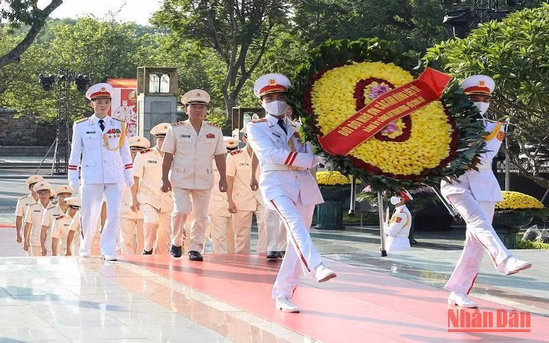 Vòng hoa của Đoàn mang dòng chữ “Đời đời nhớ ơn các Anh hùng liệt sĩ”. 