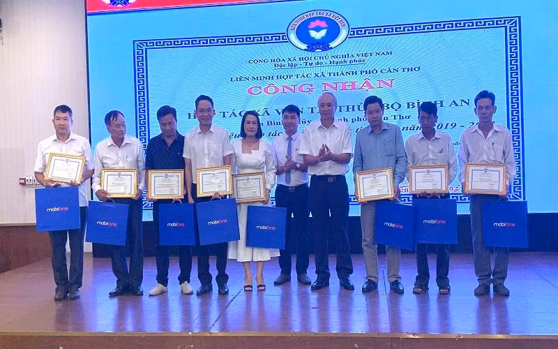 Liên minh Hợp tác xã thành phố Cần Thơ trao chứng nhận hợp tác xã, tổ hợp tác điển hình tiên tiến giai đoạn 2019-2022.