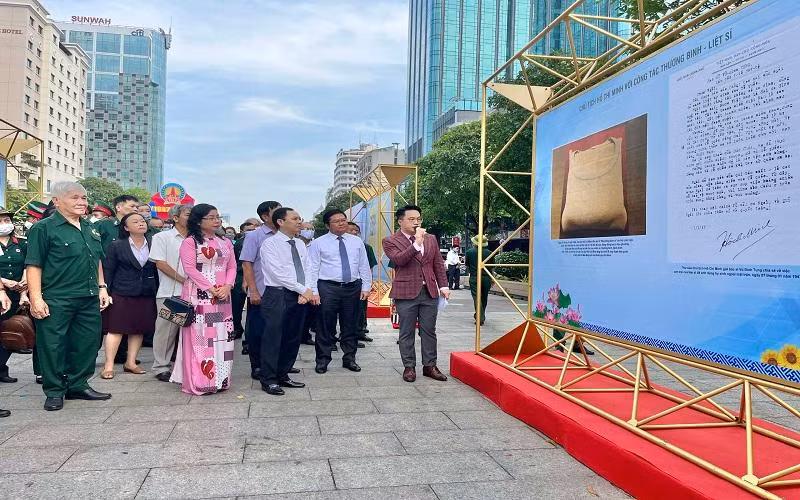 Các đại biểu tham quan triển lãm tại đường đi bộ Nguyễn Huệ.