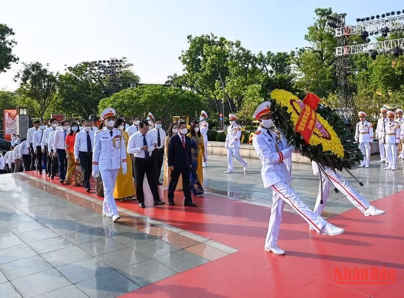 Đoàn đại biểu Bộ Lao động-Thương binh và Xã hội đặt vòng hoa tưởng niệm các Anh hùng liệt sĩ.